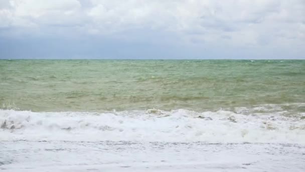 Océan perturbé avec des vagues à terre 