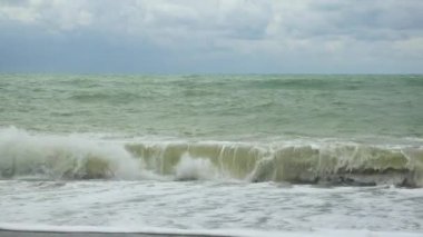 Sorunlu bir okyanusta küçük dalgalar