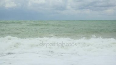 Su sıçramalarına ve kıyıda inişli çıkışlı dalga köpük