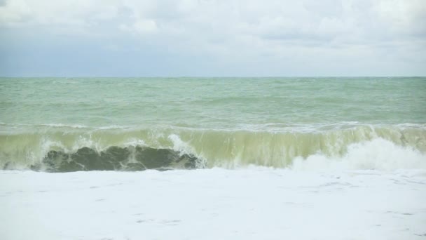 Schiuma dall'onda sulla riva e la prossima onda lenta mo — Video Stock