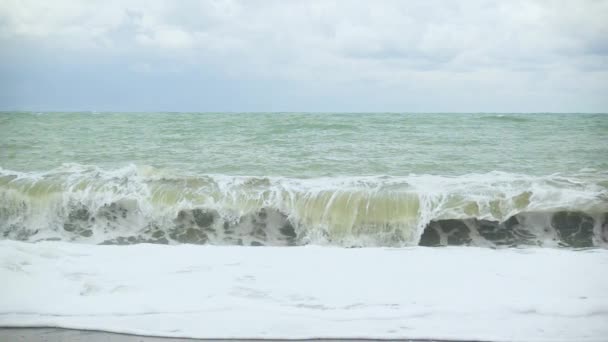 Mousse d'une vague roule vers le haut d'une plage de galets slow mo 