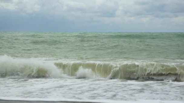 Petites vagues dans un océan agité 
