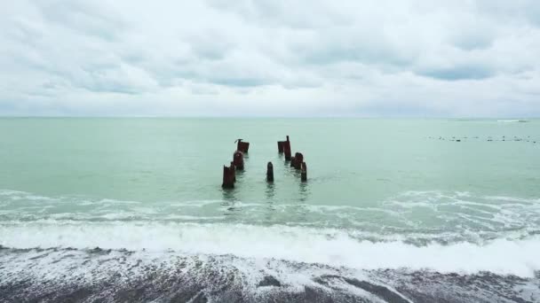 Rostige Rohre der alten Seebrücke im Wasser — Stockvideo