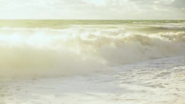 Bright sun illuminates the waves of the storm — Stock Video