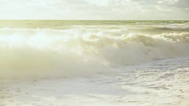 Felle zon verlicht de golven van de storm — Stockvideo