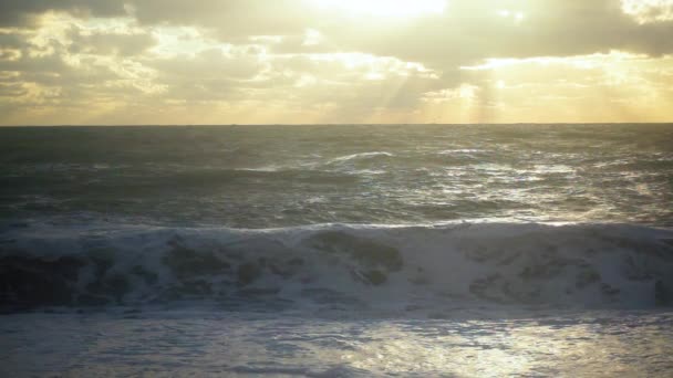 De zon door de wolken verlicht de storm op zee — Stockvideo