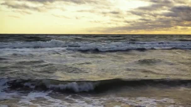 夕阳中的小波浪 — 图库视频影像
