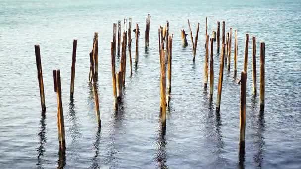 Bastidor postes del muelle de metal oxidado en el mar — Vídeo de stock