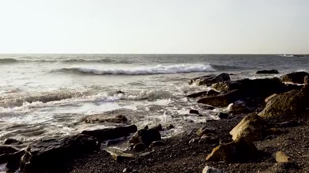 La vague de la mer roule jusqu'au rivage et se brise avec de la mousse — Video