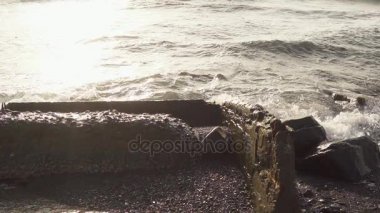 Dalga deniz üzerinde beton takviye yavaş mo çöküyor
