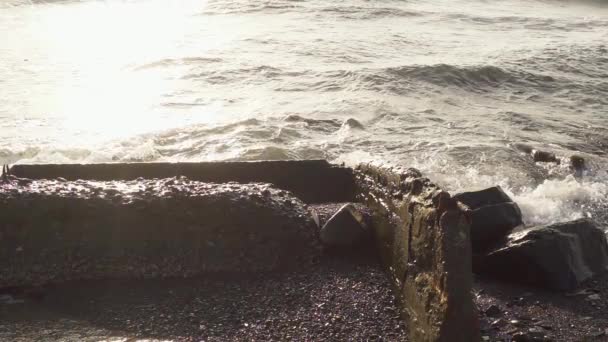 Ola de mar se estrella en refuerzo de hormigón lento mo — Vídeos de Stock