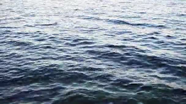 Wellen und Wellen Wasseroberfläche für Hintergrund — Stockvideo