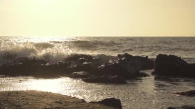 Yavaş mo dalgalar kayalar tatilinde