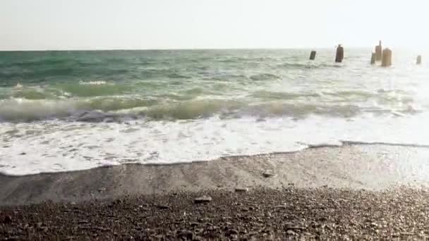 Берег моря, камера піднімається вгору і вліво — стокове відео