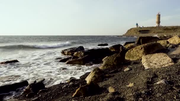 Las olas del mar rompen en piedras — Vídeos de Stock