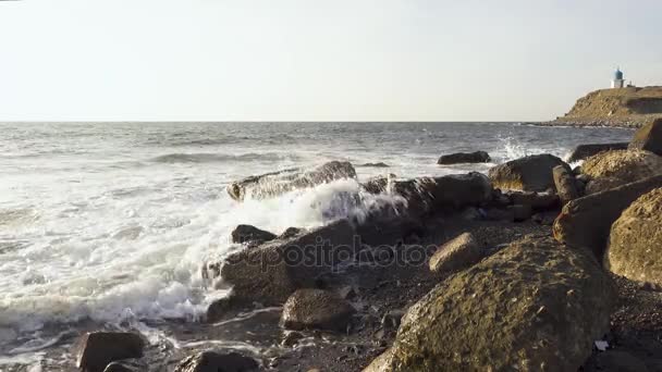 Las olas del mar rompen sobre las rocas — Vídeos de Stock