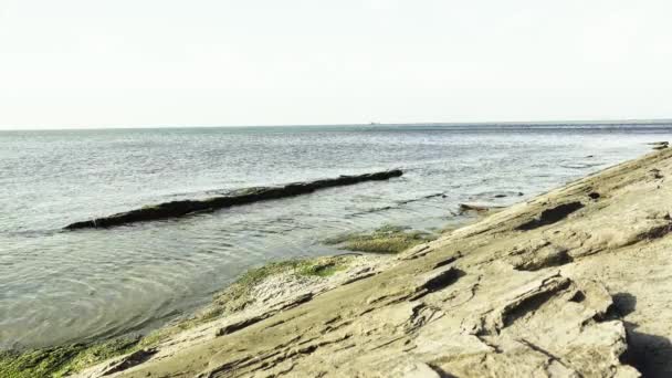 Морской пейзаж, спокойное море со скалами — стоковое видео