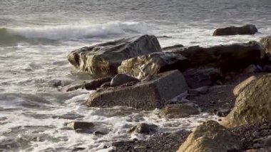 Sörf hakkında büyük kayalar yıkar
