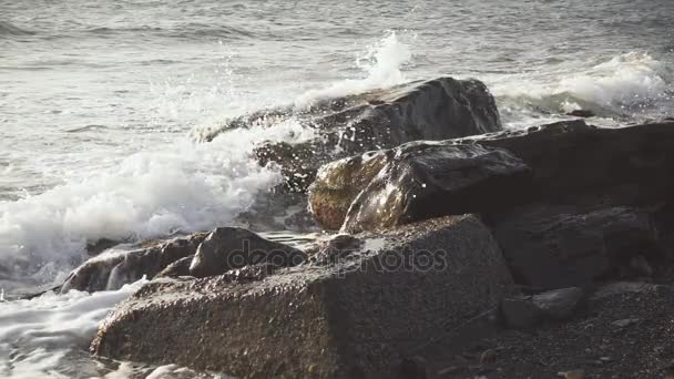 Slow Mo zee surf breekt op grote rotsblokken — Stockvideo