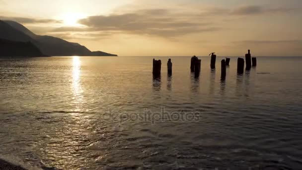 Schöne Morgendämmerung über dem Meer und den Bergen — Stockvideo