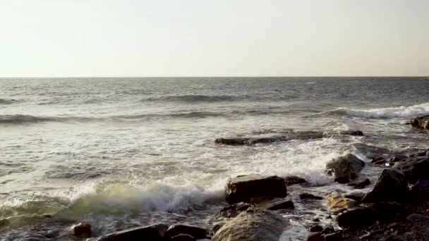 Сверхмедленная морская волна ломается о валуны — стоковое видео
