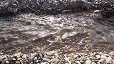 Temiz su yavaş mo akımları akış