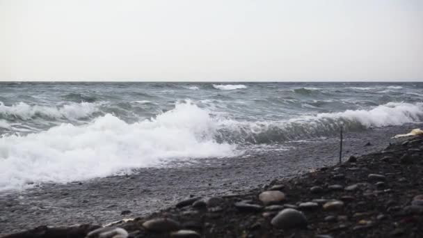 Woda morska slow mo na kamienistej plaży — Wideo stockowe