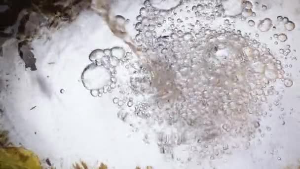 Super slow mo zuiver water giet in de capaciteit — Stockvideo