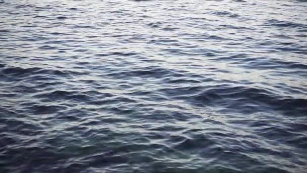 La surface des océans est agitée au ralenti 