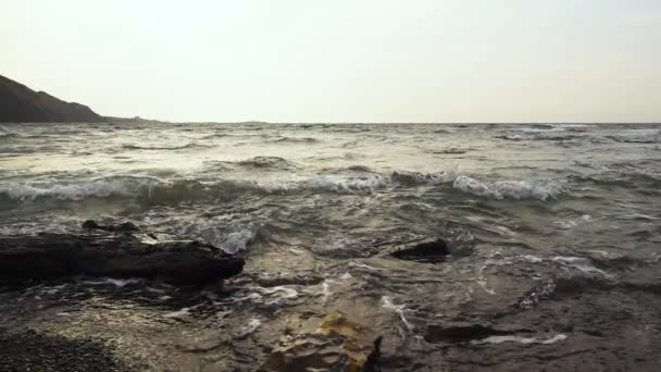 Vlny na pobřeží po bouři pomalé mo — Stock video