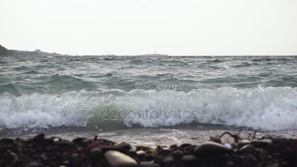 Schuimende golven slaan op de oever langzame mo — Stockvideo