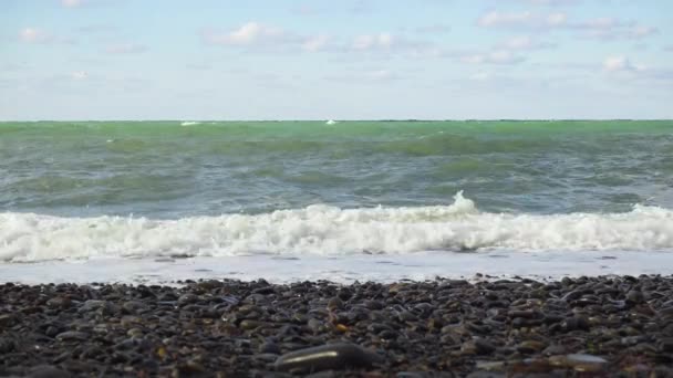 Mar tormentoso con olas a la orilla de audio — Vídeos de Stock
