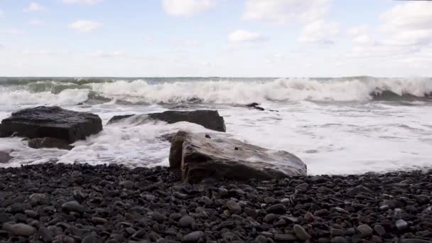 Storm vågor bryta om stenblock ljud — Stockvideo