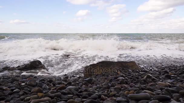 Хвиля стікає назад у море повільним мо — стокове відео