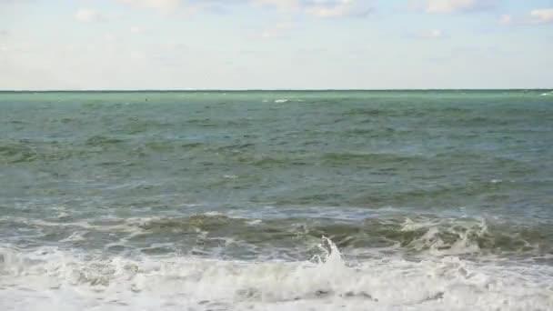 Неспокійне блакитне зелене море з піною — стокове відео
