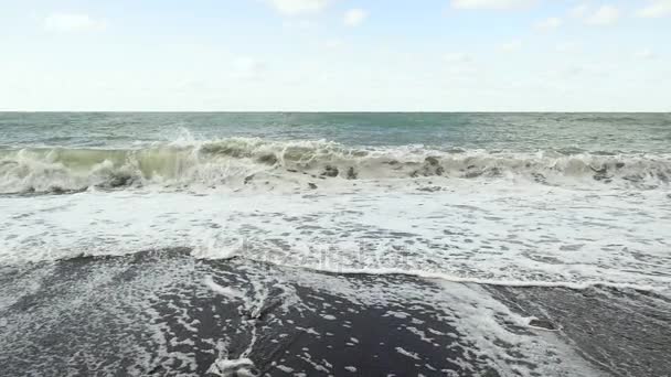 Медленное движение штормовая волна кружится вокруг берега — стоковое видео