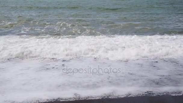 Několik malých vln najet na písečné pláži — Stock video