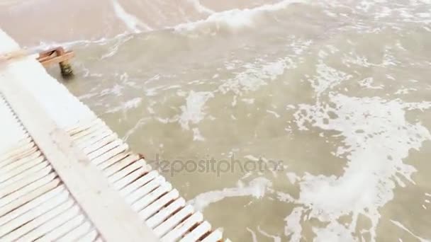POV человек смотрит на стороны, стоящие на pier — стоковое видео