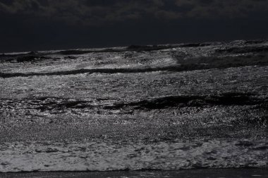 Fırtına dalgası geceleri kıyıya yuvarlanıyor