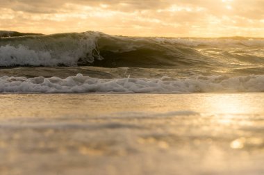 Sahildeki fırtına dalgalarında aşağıdan görüntüle