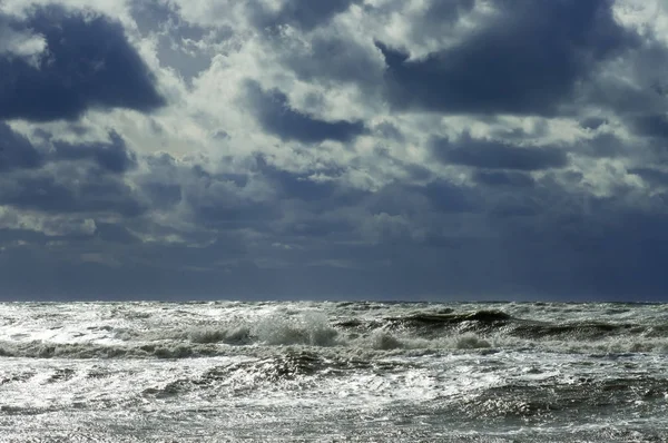 Tempête en mer sur fond de nuages dans le ciel — Photo