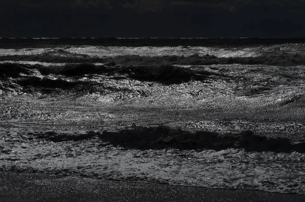 Nocny sztorm na morzu, fale oceanu — Zdjęcie stockowe