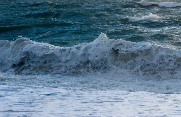Espumante onda do mar atingindo a praia — Fotografia de Stock