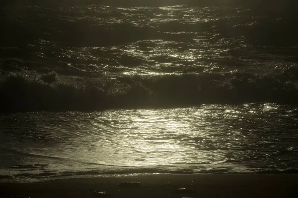 Gouden licht op de stormachtige zee — Stockfoto