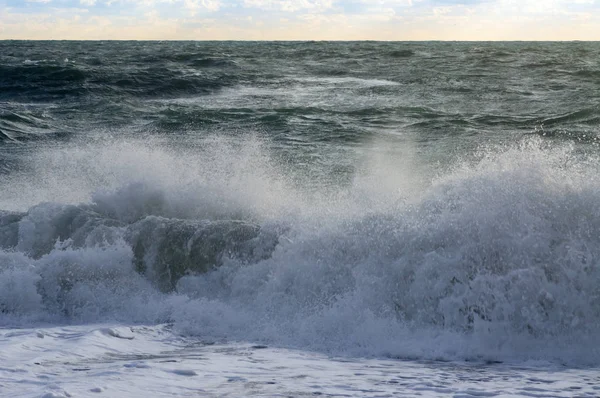 Mar salpicando onda na costa em uma tempestade — Fotografia de Stock
