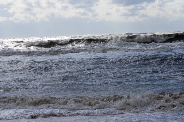 Ondas de tempestade rolam para a costa — Fotografia de Stock