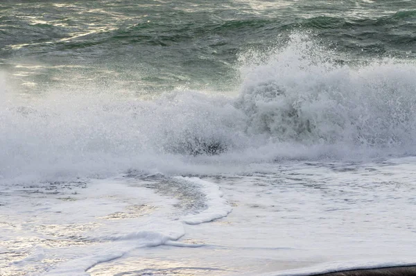 Ondas salpicando quebrando na costa — Fotografia de Stock