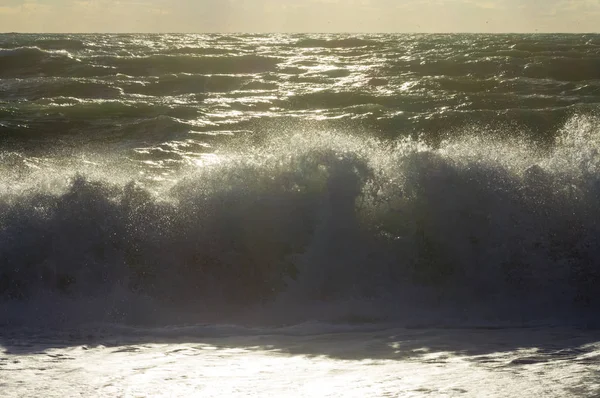 Reflexões de raios solares em ondas — Fotografia de Stock