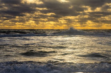 Günbatımı gökyüzü ve denizin bir fırtına sonra