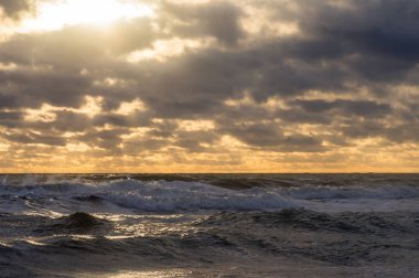 Güneş, Bulutların arasından denize yoldur